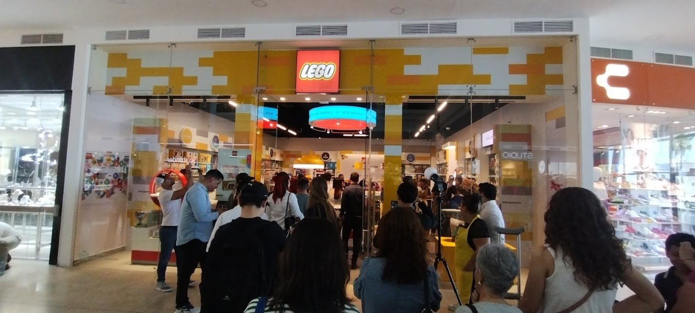 LEGO ® Certified Store Fashion Mall Chihuahua