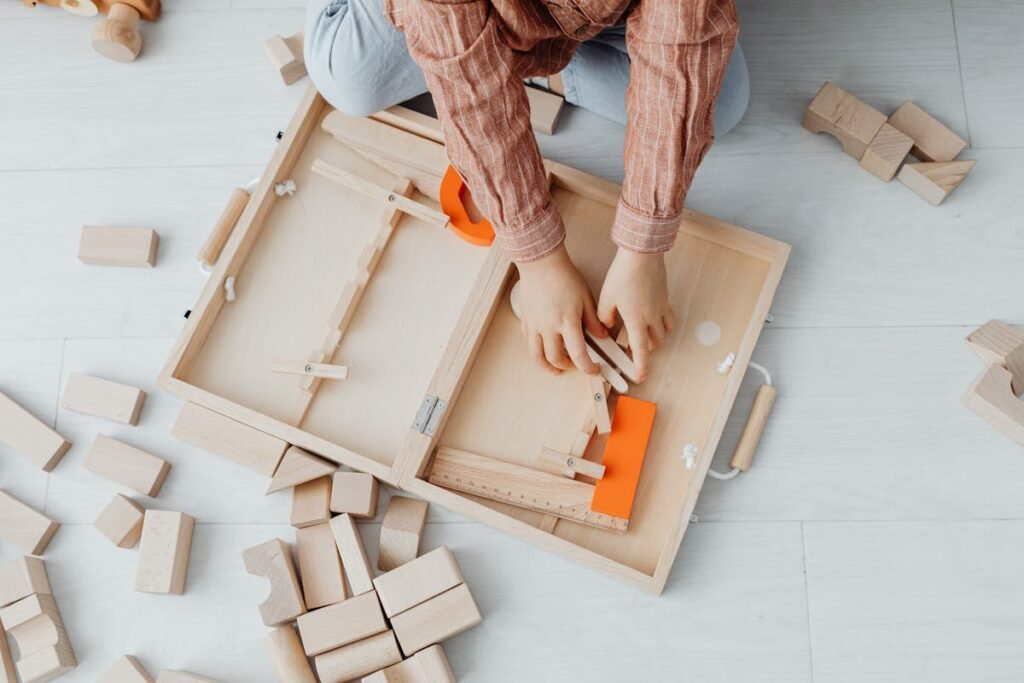 bebé jugando con caja montessori de permanencia