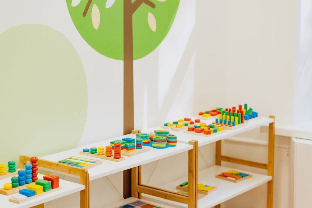 juguetes de madera montessori organizados por edad