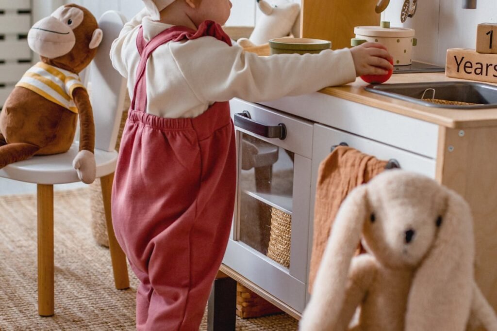 niño usando cucharas con juguetes montessori 2 años