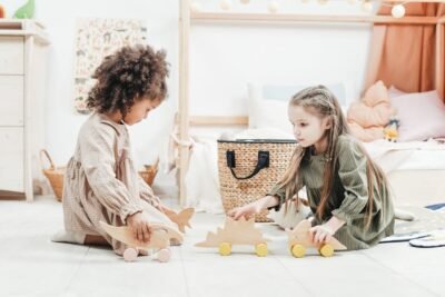 niños jugando con juguetes montessori de madera