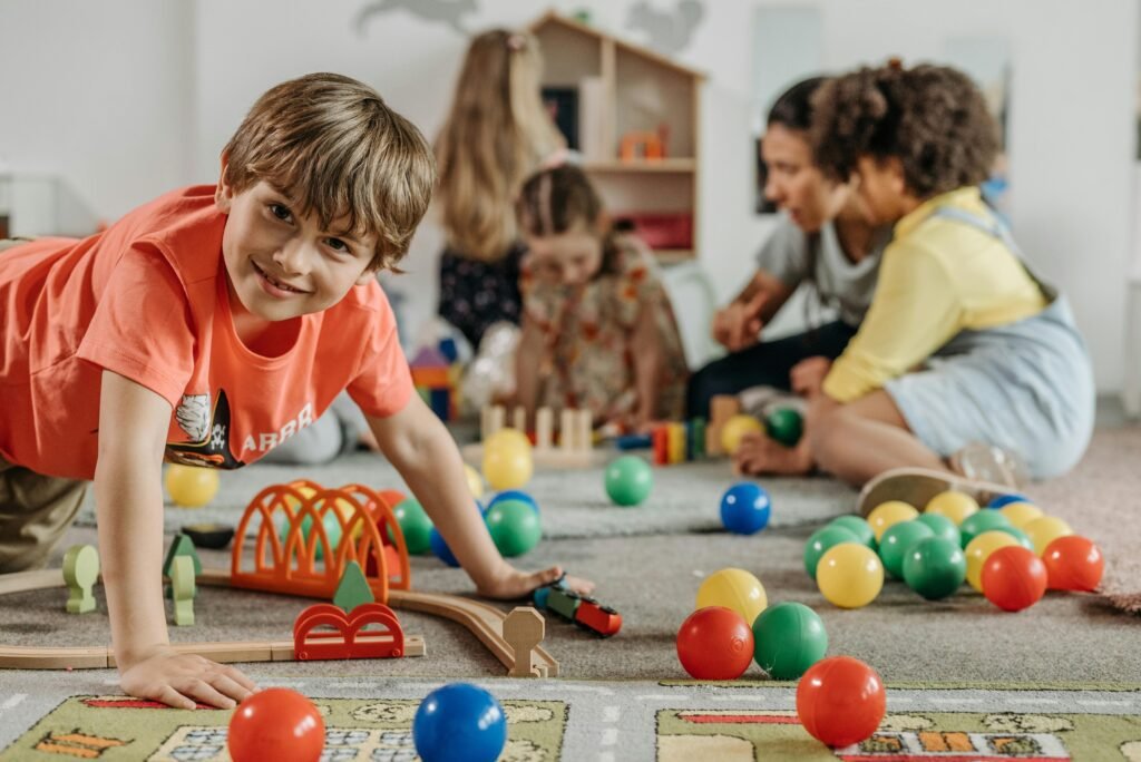 Niños jugando con distintos juguetes por edades