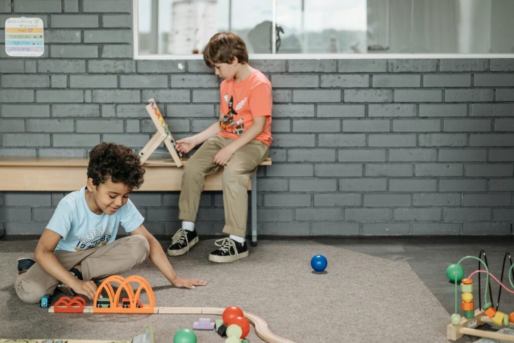 Niños 7 a 9 años jugando a juguetes adaptados a su edad