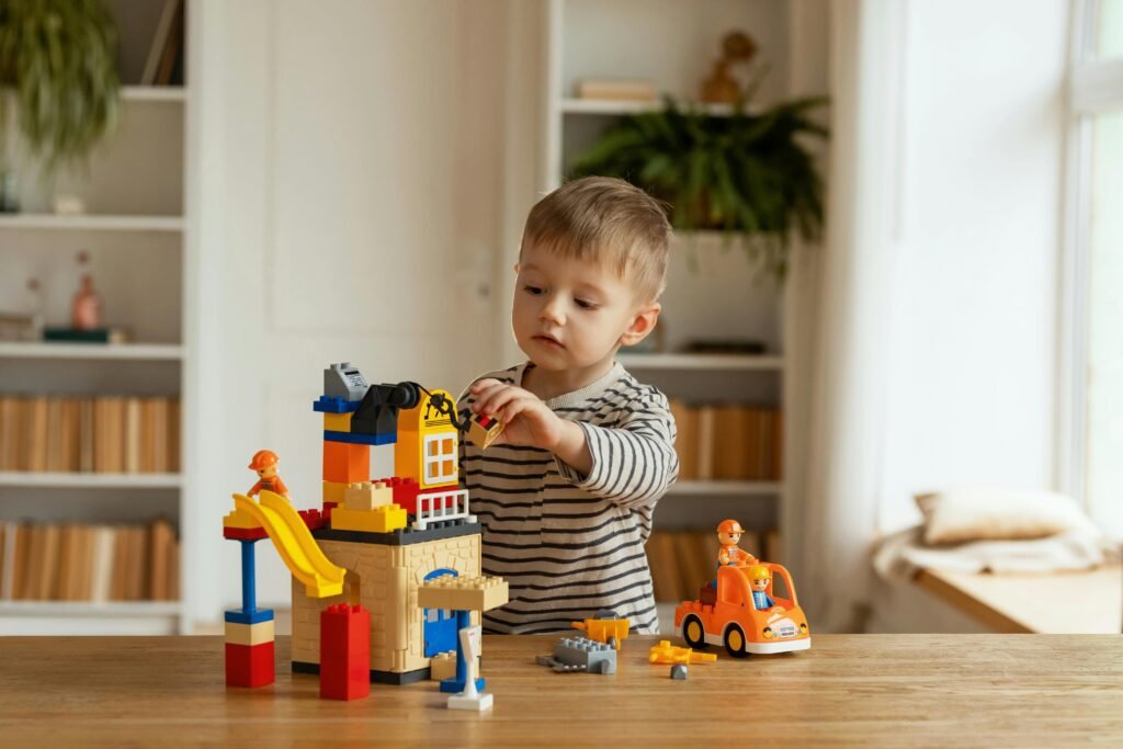 Niño jugando con juguete adaptado a su edad